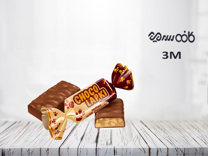 شکلات لعاب دار روشن با مغزی بادام زمینی خرد شده - یک کیلوگرمی